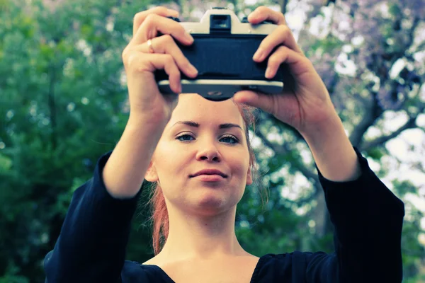 Frau fotografiert sich selbst — Stockfoto