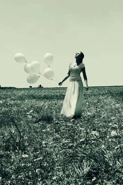 Γυναίκα εκμετάλλευση μπαλόνια — Φωτογραφία Αρχείου