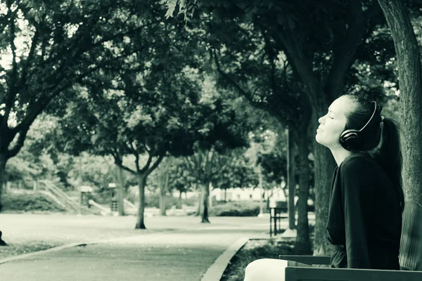 Mujer con auriculares al aire libre —  Fotos de Stock