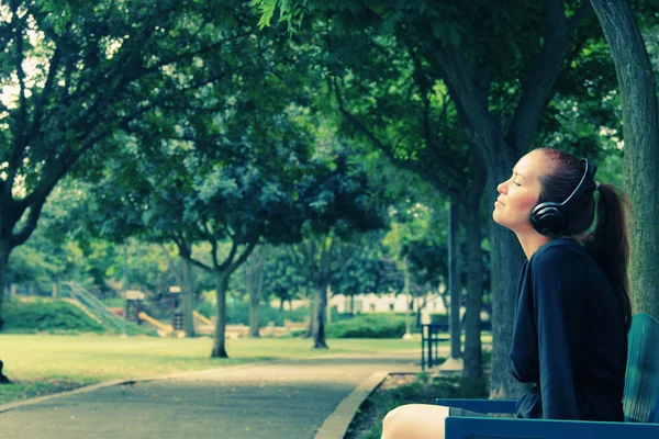 Mulher com fones de ouvido ao ar livre — Fotografia de Stock