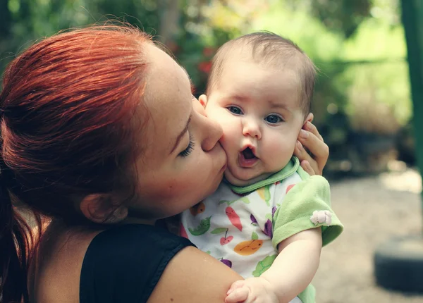 Anne ve bebek açık havada — Stok fotoğraf