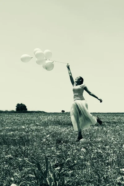 Жінка холдингу повітряні кулі — стокове фото