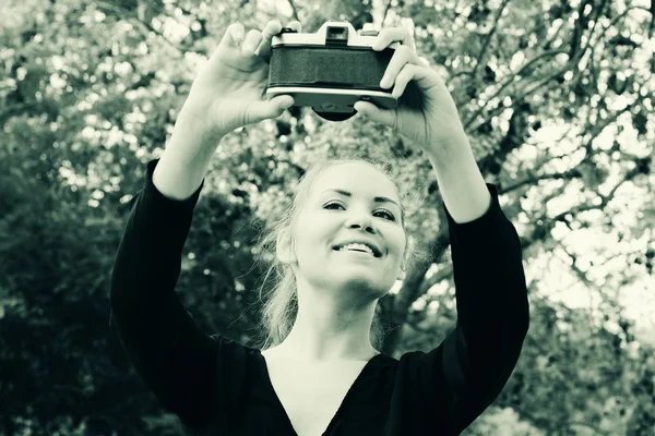 Frau fotografiert sich selbst — Stockfoto