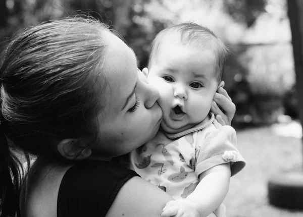 Anne ve bebek açık havada — Stok fotoğraf