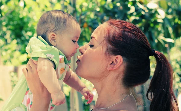 Madre y bebé al aire libre — Foto de Stock