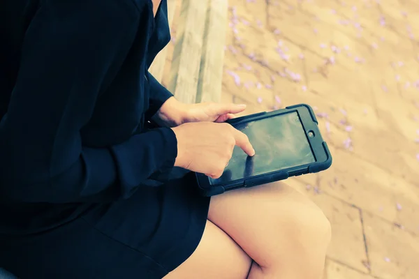 Hands with tablet — Stock Photo, Image