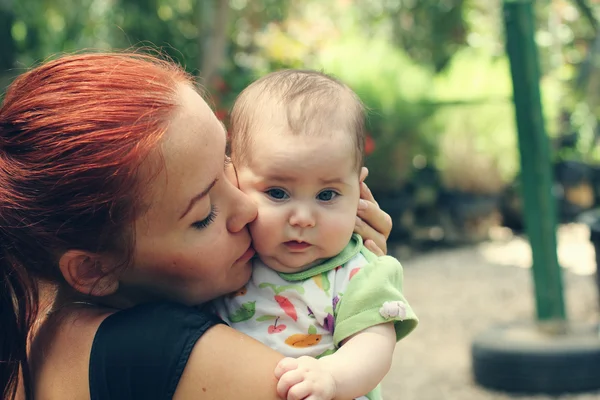 Anne ve bebek açık havada — Stok fotoğraf