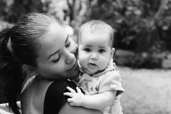 Mère et bébé à l'extérieur — Photo