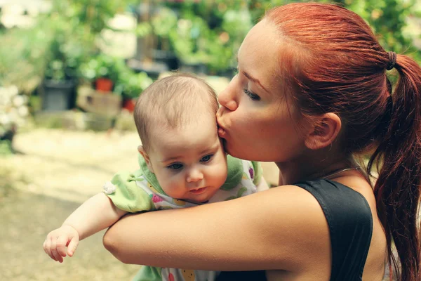 Mãe e bebê ao ar livre — Fotografia de Stock