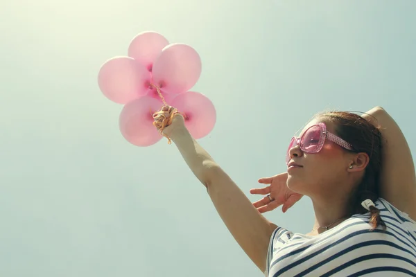 Жінка з різнокольоровими кульками — стокове фото