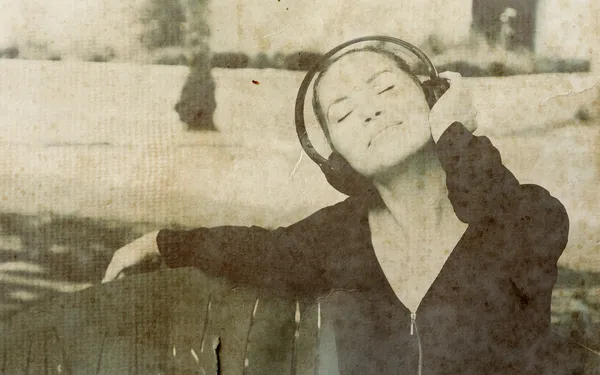 Mujer con auriculares al aire libre —  Fotos de Stock