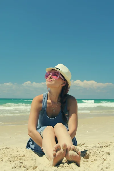 Portrait de jeune femme heureuse au bord de la mer — Photo