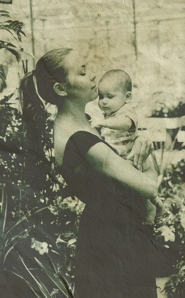 Madre e bambino in giardino — Foto Stock