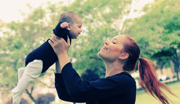 Mutter und ihr Baby — Stockfoto