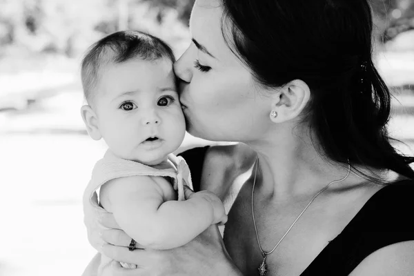 Mère et son bébé à l'extérieur — Photo