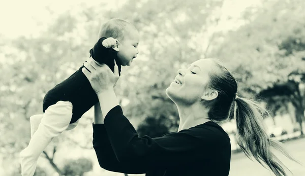 Мать и ее ребенок на открытом воздухе — стоковое фото