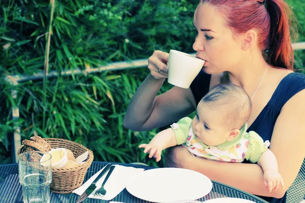 Mãe e filha no café — Fotografia de Stock