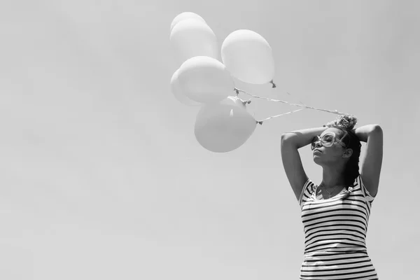 カラフルな風船を持つ女性 — ストック写真