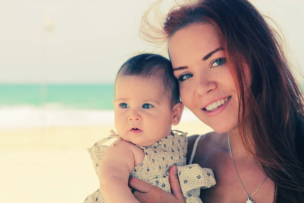 Mutter und ihr Baby — Stockfoto