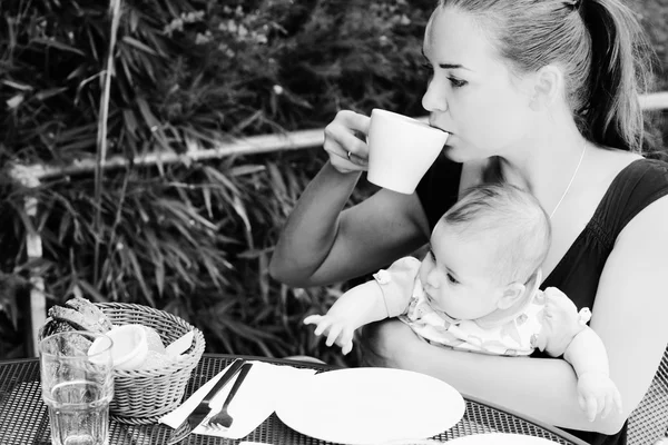 Moeder en dochter in café — Stockfoto