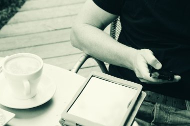 adamın elleri tablet kullanma