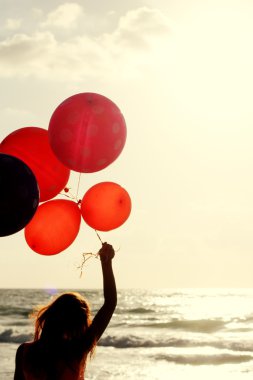 kadın renkli balonları