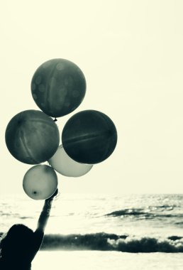 kadın renkli balonları