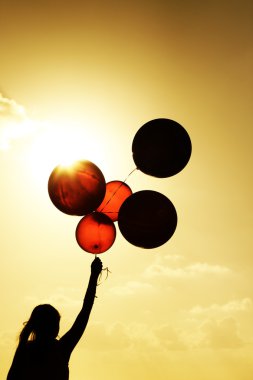 kadın renkli balonları