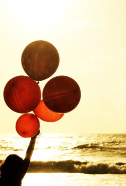 kadın renkli balonları