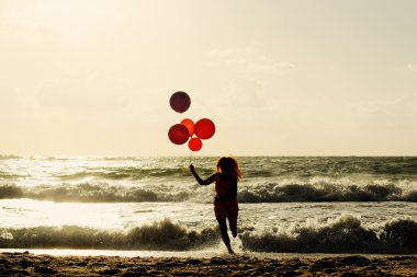 renkli balonlar ile güzel bir kadın