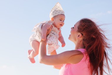mutlu anne ve bebeği