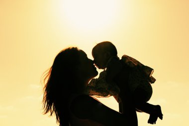 Anne ve bebek silüeti
