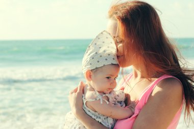 mutlu anne ve bebeği