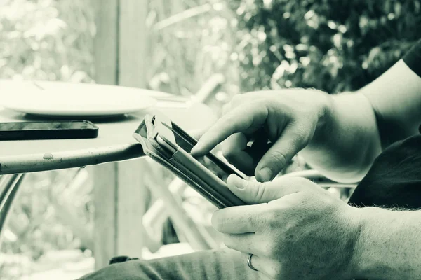 Las manos del hombre usando la tableta — Foto de Stock