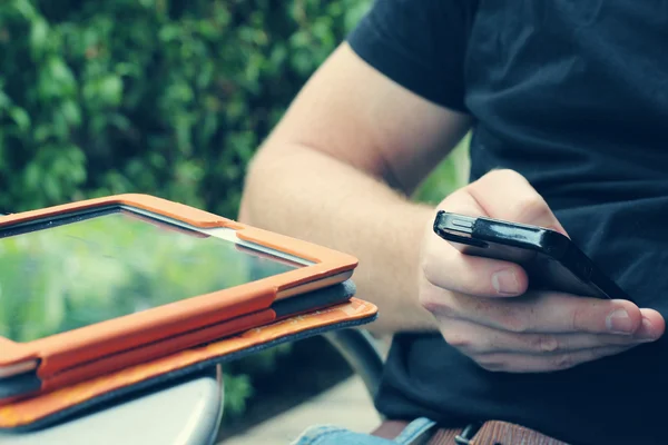 Mans händer använder tablet — Stockfoto