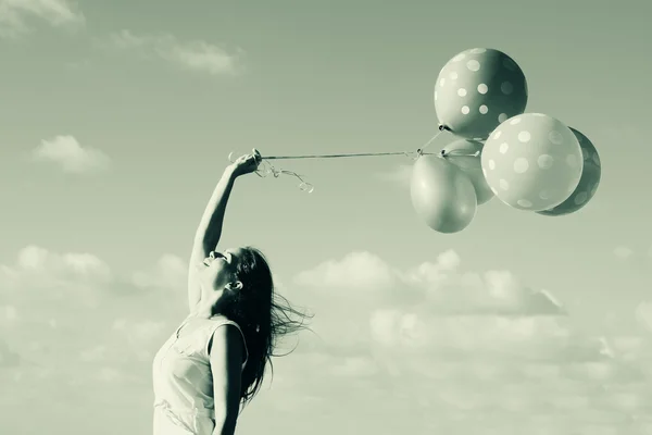 Giovane rossa donna in possesso di palloncini — Foto Stock