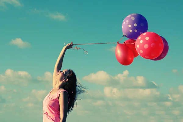 Jonge redhead vrouw bedrijf ballonnen — Stockfoto