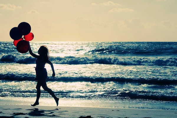 Belle femme avec des ballons colorés — Photo