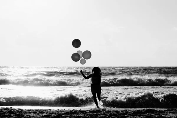 Vacker kvinna med färgglada ballonger — Stockfoto