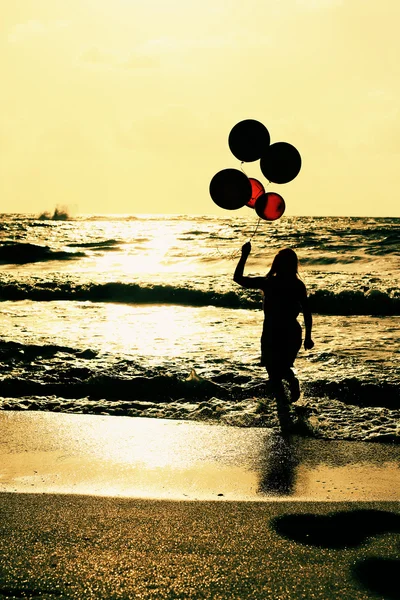 Schöne Frau mit bunten Luftballons — Stockfoto