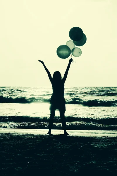 Schöne Frau mit bunten Luftballons — Stockfoto