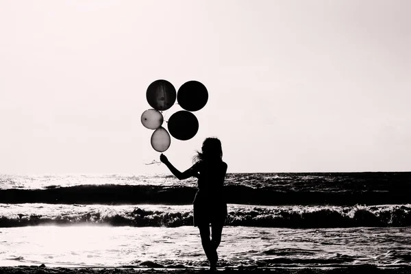 Красивая женщина с красочными воздушными шарами — стоковое фото