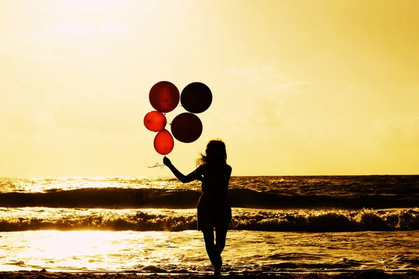 Vacker kvinna med färgglada ballonger — Stockfoto