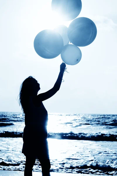 Belle femme avec des ballons colorés — Photo