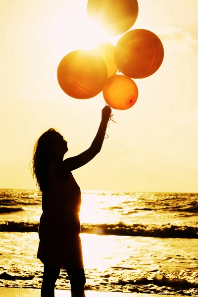 Schöne Frau mit bunten Luftballons — Stockfoto