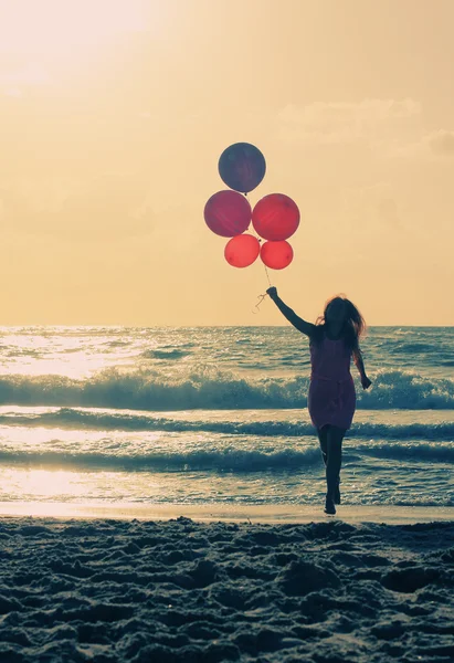 Belle femme avec des ballons colorés — Photo