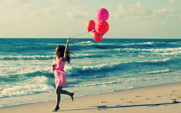 Piękna kobieta z kolorowych balonów — Zdjęcie stockowe