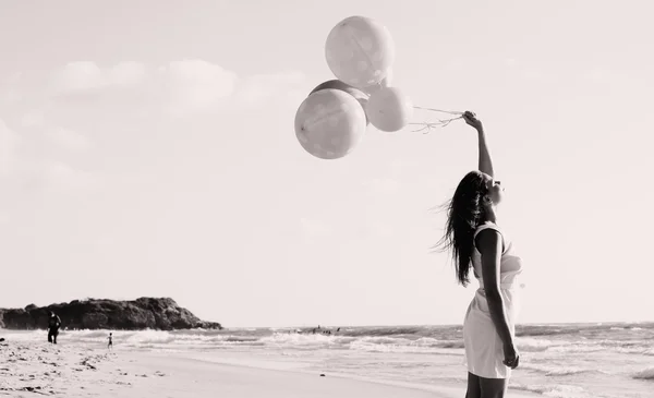 Renkli balonlar ile güzel bir kadın — Stok fotoğraf