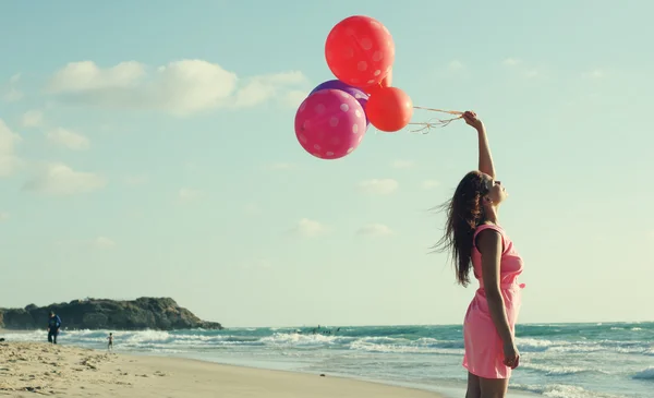 Vacker kvinna med färgglada ballonger — Stockfoto