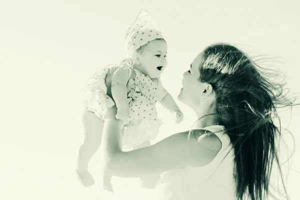 Giovane madre e il suo bambino — Foto Stock